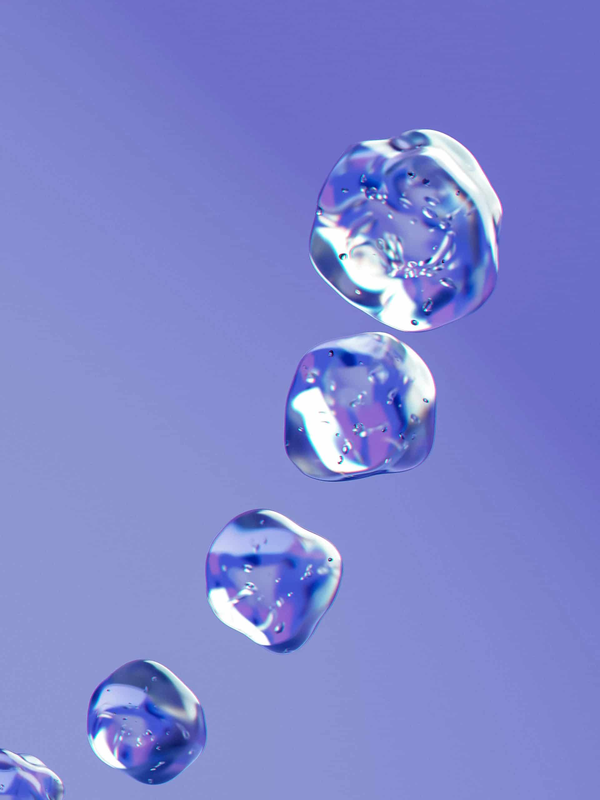 Eisblaue Tropfen auf Blau